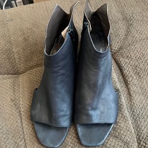 COCLICO Ozark Black leather ankle bootiesUS 9 EU 40